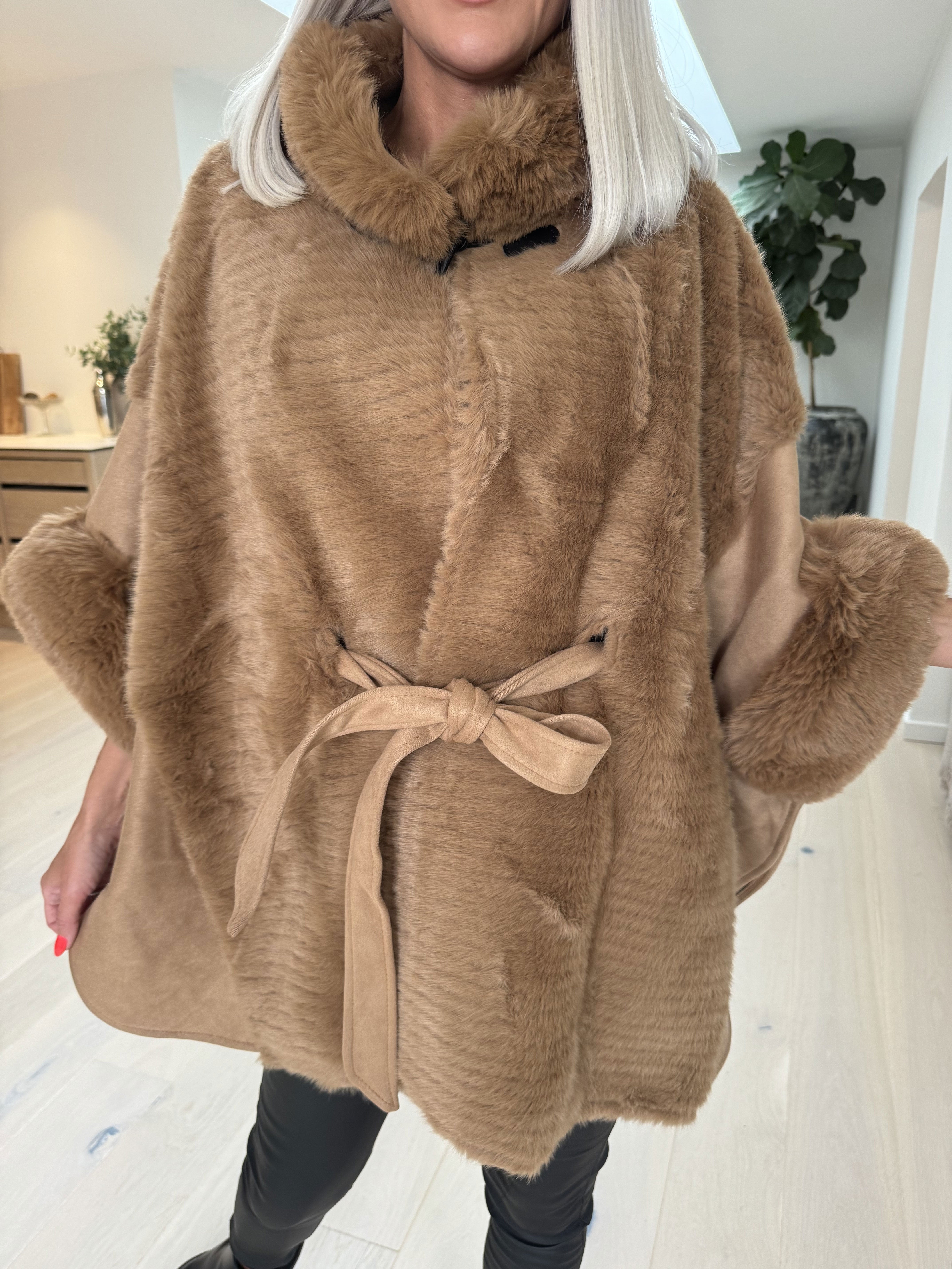 Cloud - Poncho med fuskpäls